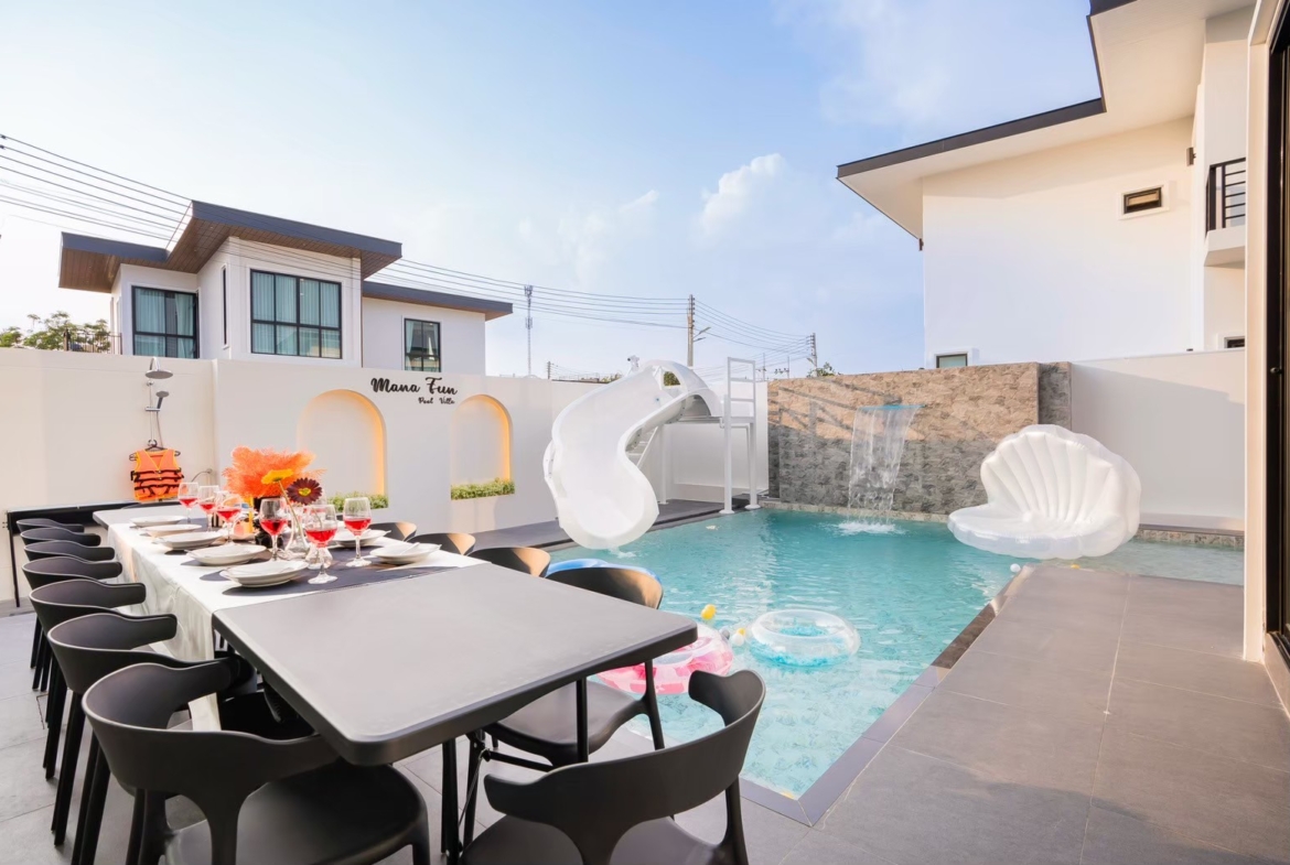 โต๊ะอาหารปาร์ตี้ริมสระ