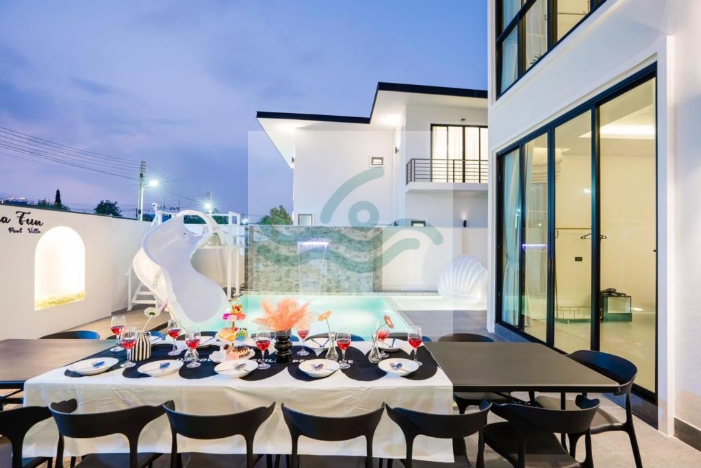 โต๊ะอาหารปาร์ตี้ริมสระ