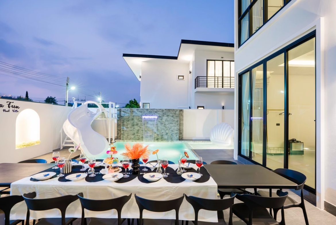 โต๊ะอาหารปาร์ตี้ริมสระ