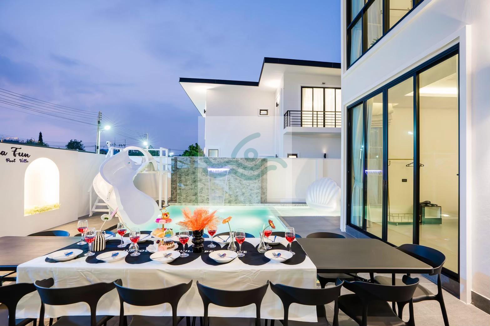 โต๊ะอาหารปาร์ตี้ริมสระ