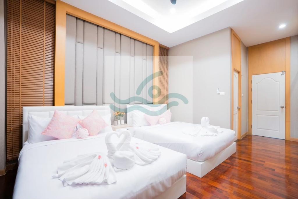 ห้องนอน พูลวิลล่าติดหาดบางเสร่ เดินไปชมทะเลสวย น้ำใส ได้ใกล้ๆเพียง 100 เมตร